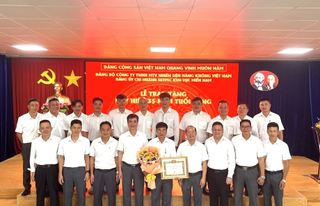 LỄ TRAO TẶNG HUY HIỆU 35 NĂM TUỔI ĐẢNG TẠI CHI NHÁNH SKYPEC KHU VỰC MIỀN NAM  
